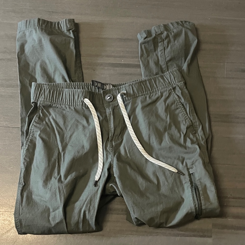 Vuori women’s tapered green pants